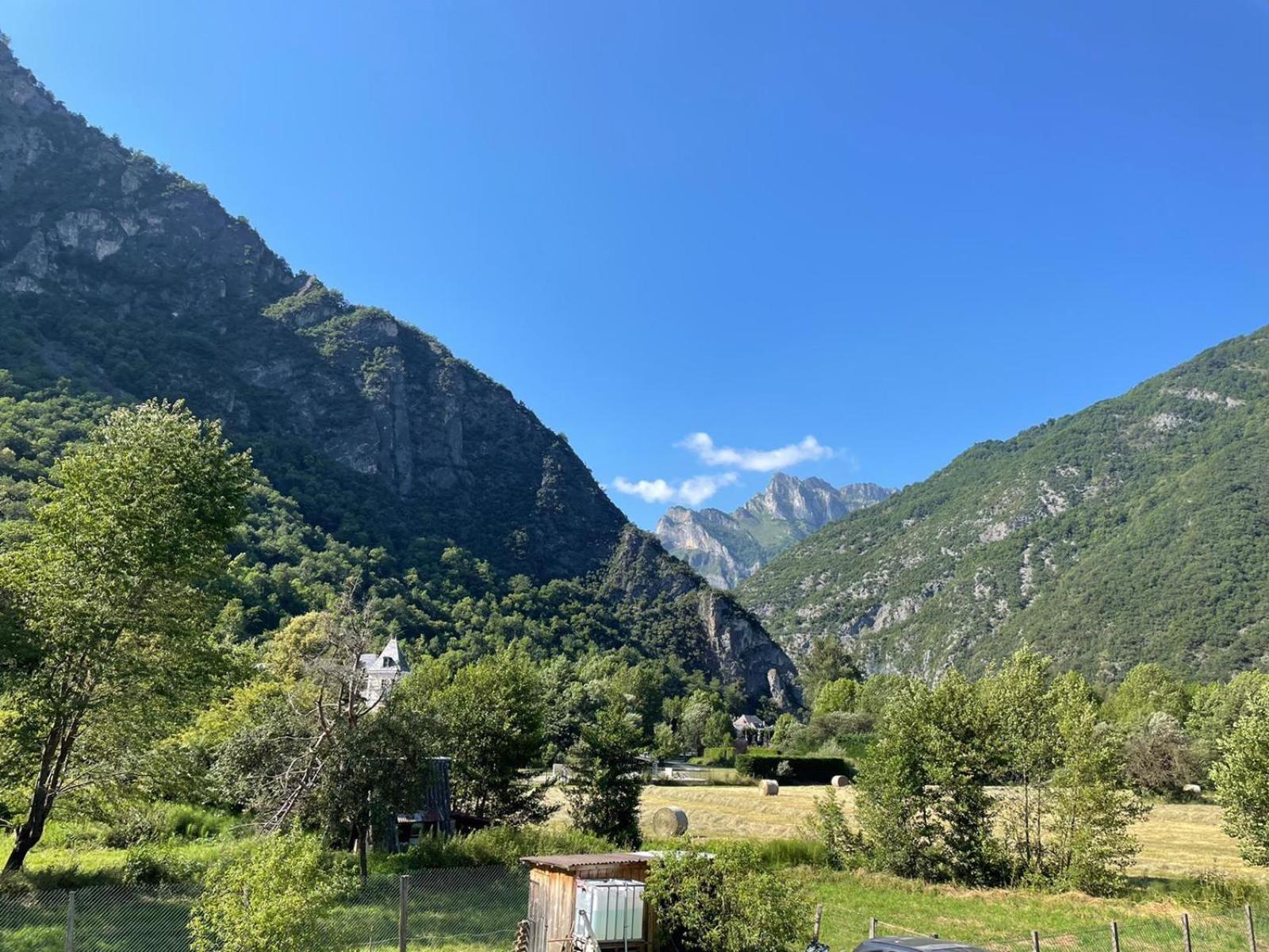 Mountain View 2 Bedroom Apartment Saint Beat Lez Esterno foto